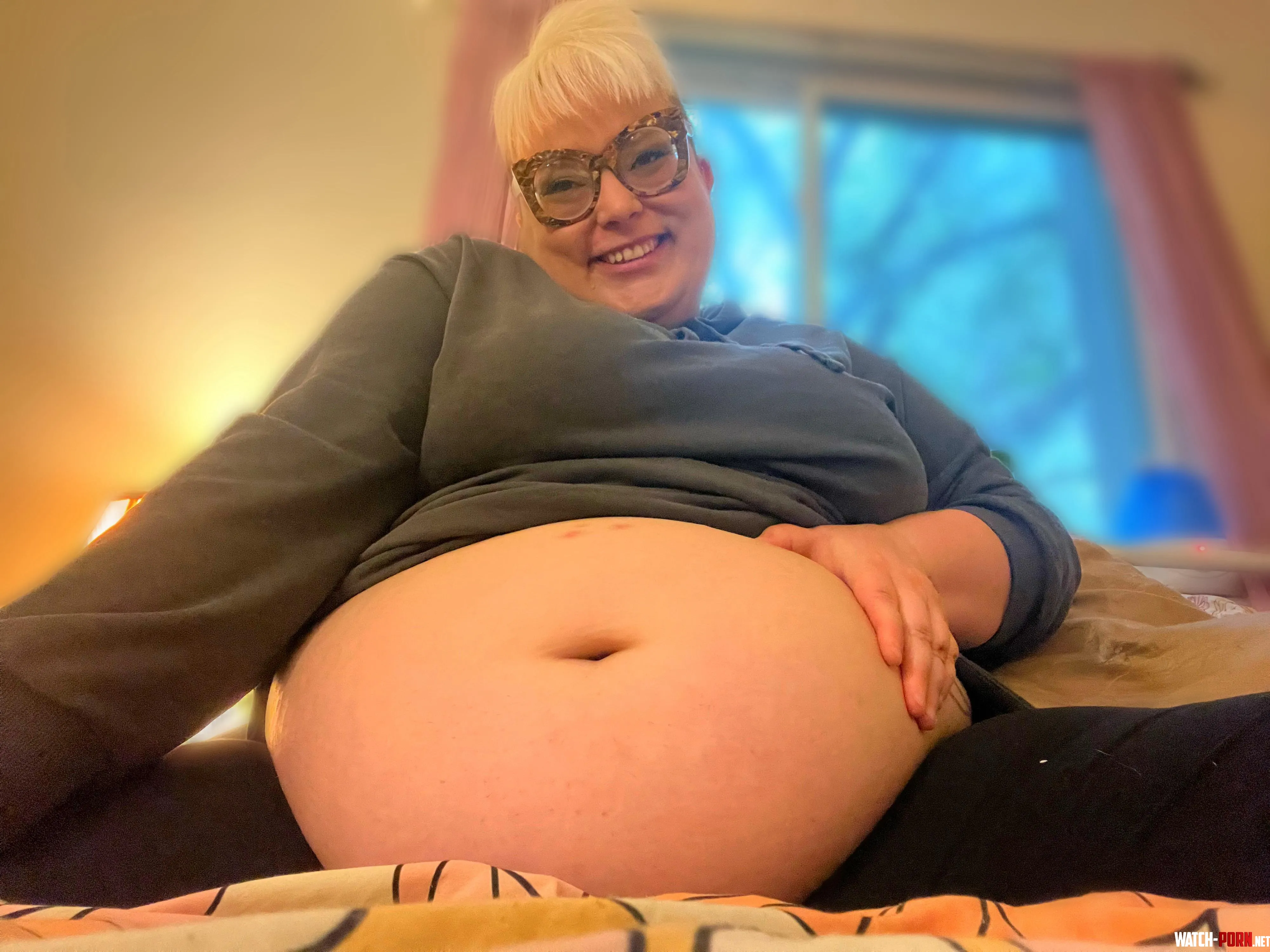 Hard to tell which is sweeter: this smile or this deep, delicious bellybutton 🤭 by Chubby_Lovey24
