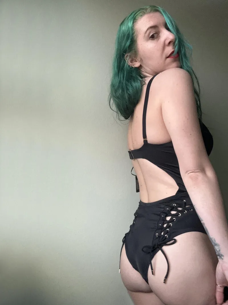 Thumbnail Sirenskiss3's Gothic Allure: Laced Booty Display