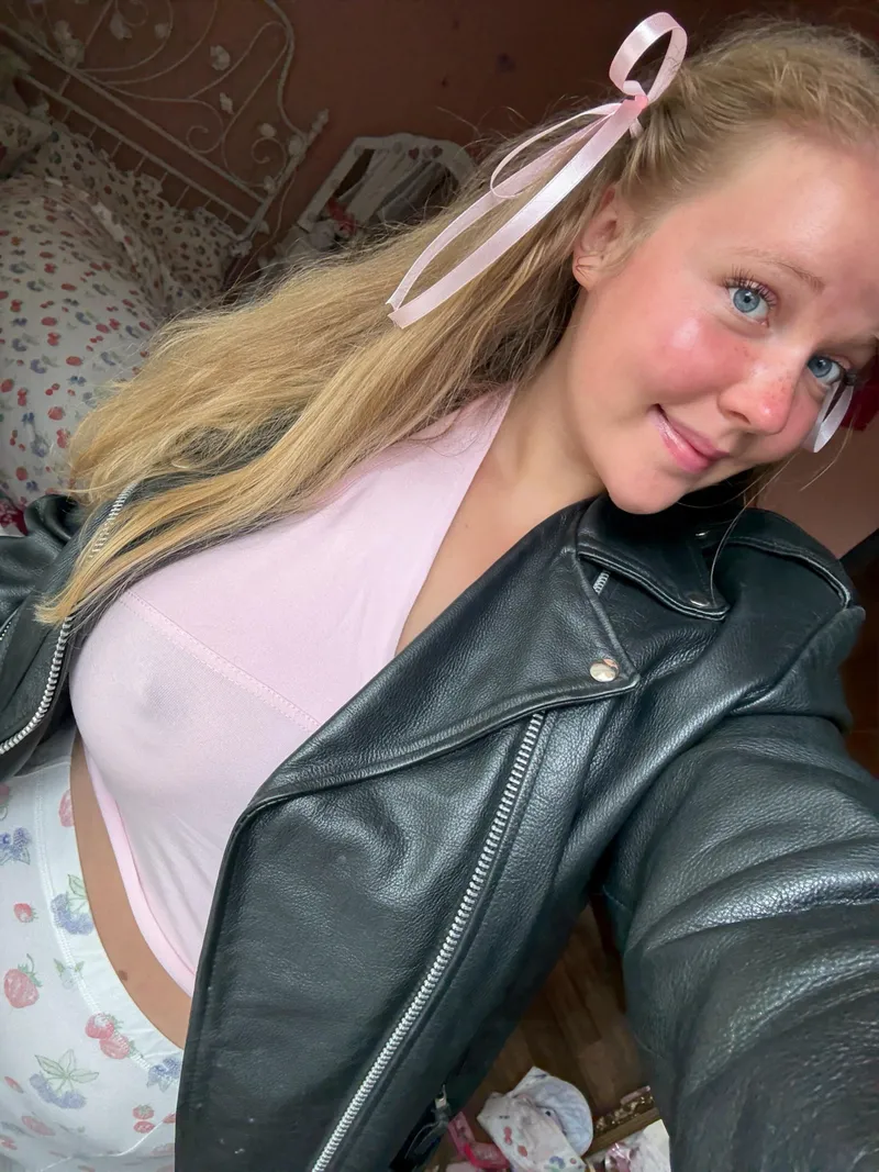 Thumbnail Do you like this pink/black combo? by Helvegen6