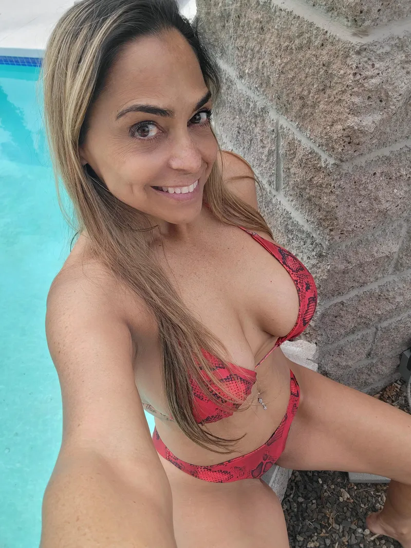 Thumbnail Bikini Bonanza: Embrace timetoplay101010's Adventures
