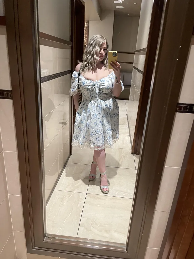 Thumbnail misrekless Enjoys Dressing Up for Nice Restaurants