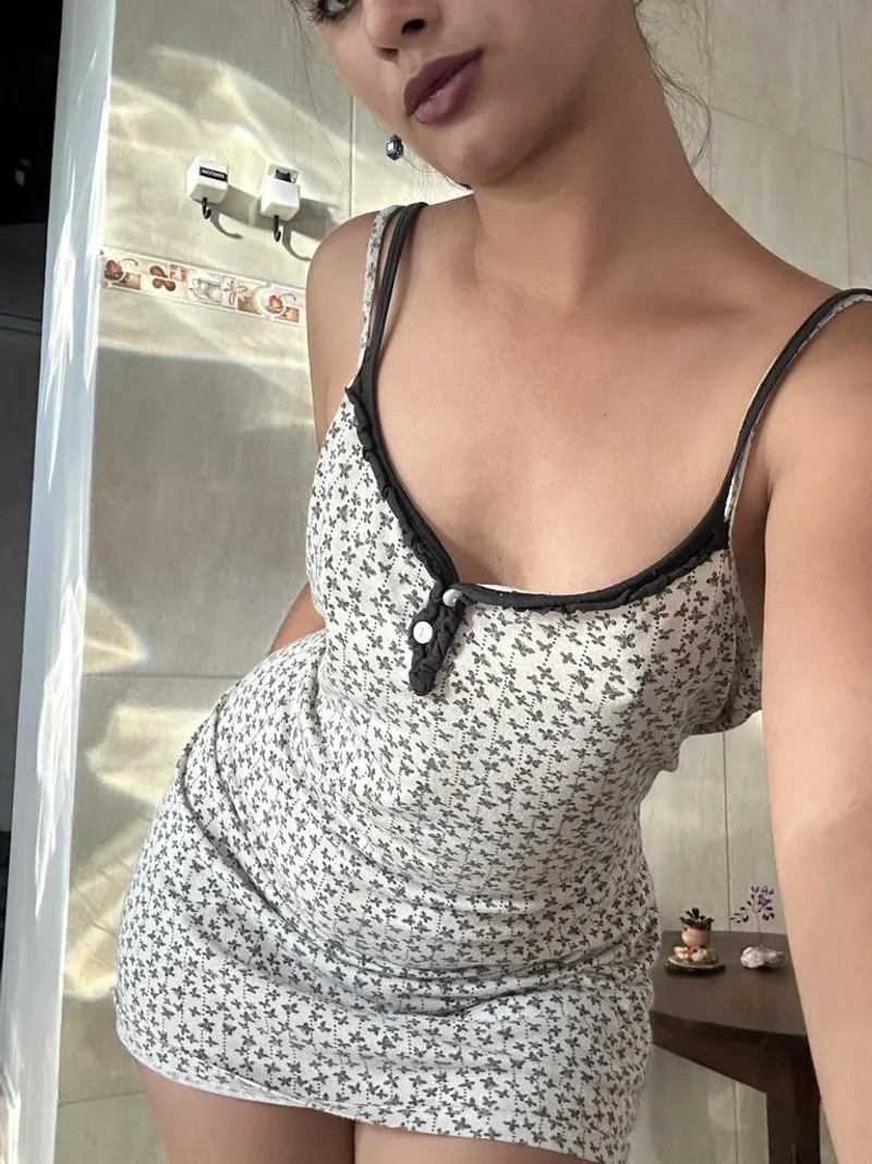 Thumbnail HairySuperiorGoddess Rocks the Pokies in Green Shirt
