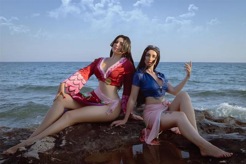 Thumbnail Nico Robin and Boa Hancock Cosplay: Sevir and Hatarubi Bring One Piece to Life