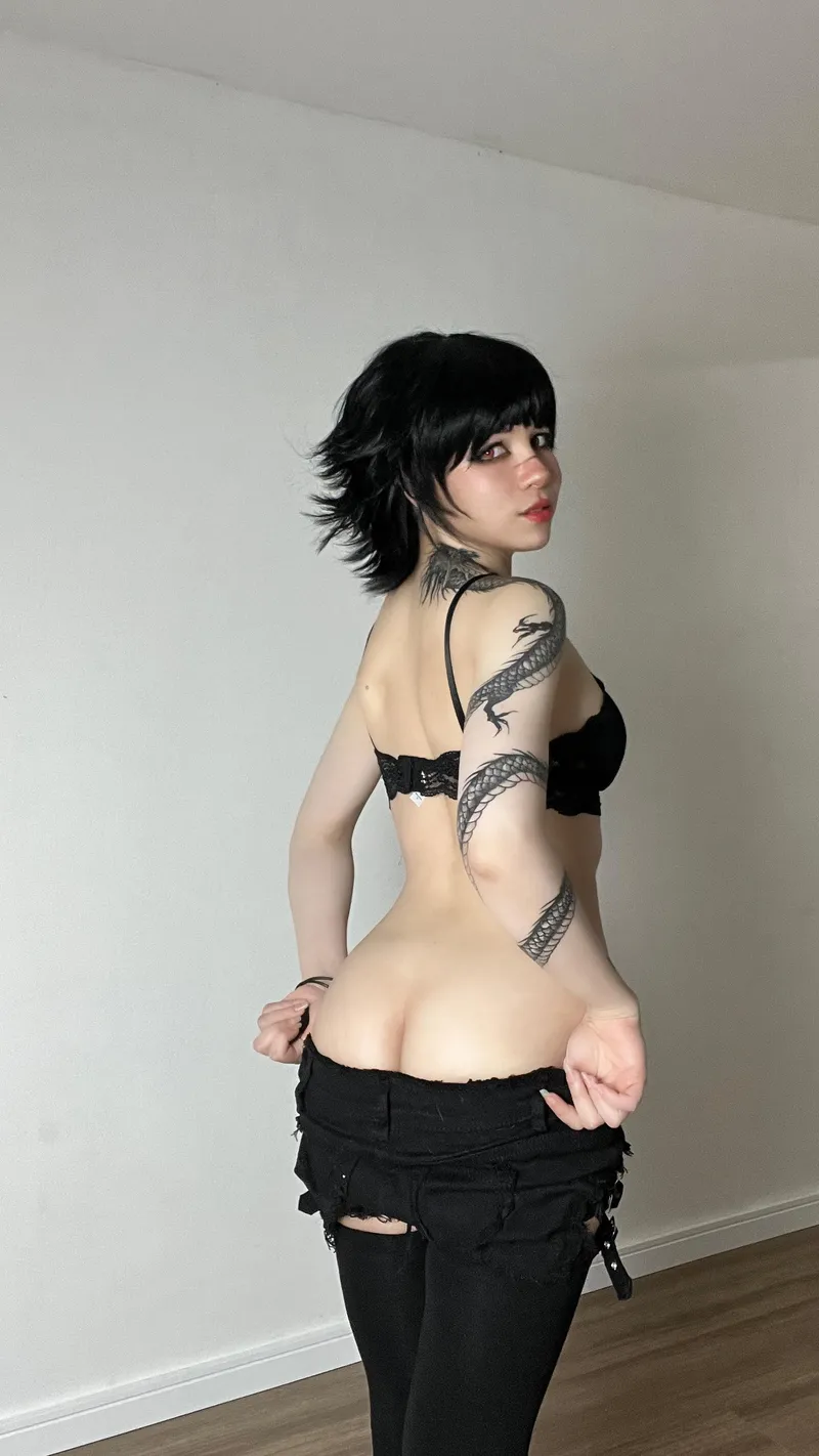 Thumbnail Devilish Beauty: Lady from Devil May Cry by StarSthormy | cosplaybutts