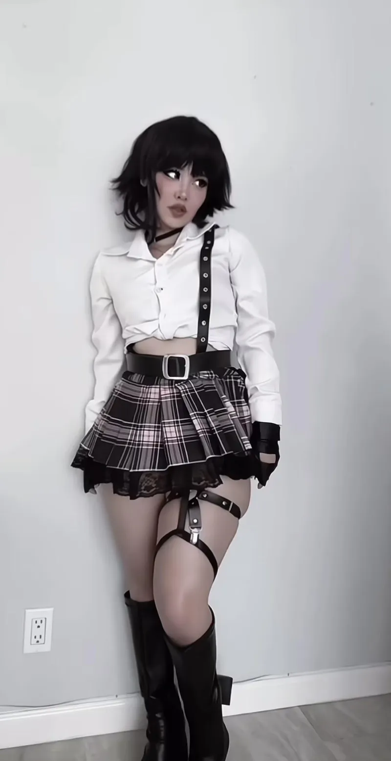 Thumbnail Chibikaty's Lady from Devil May Cry: A Cosplay Highlight