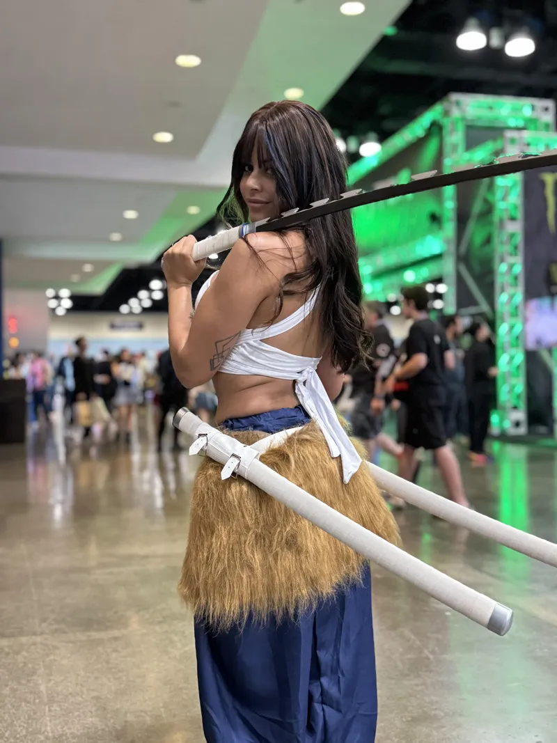 Thumbnail AdventureJuntos Showcases Inosuke Cosplay at the Con in cosplaygirls
