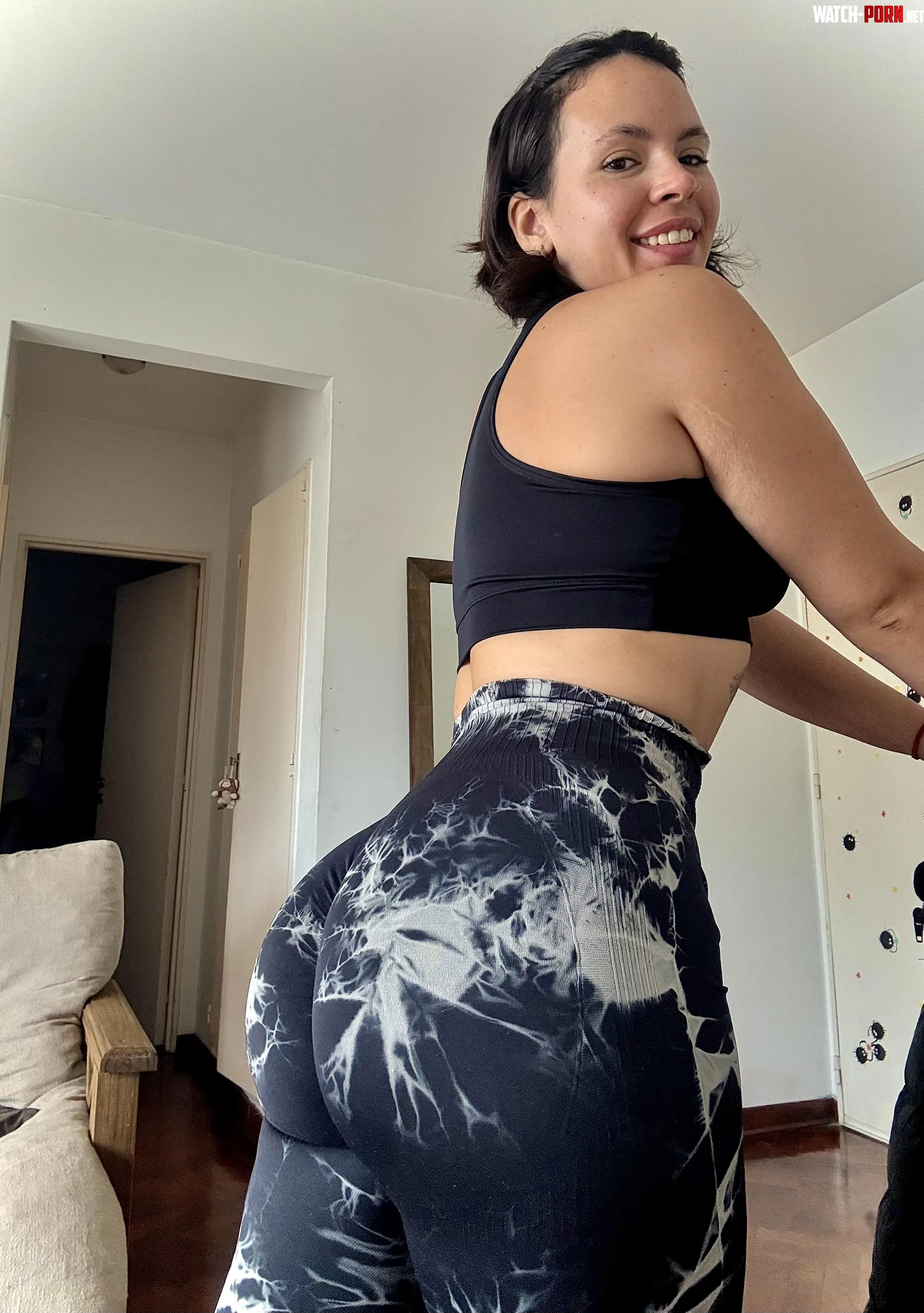 Hello leggings lovers. Batik yes or no? by Some_Bodybuilder2953