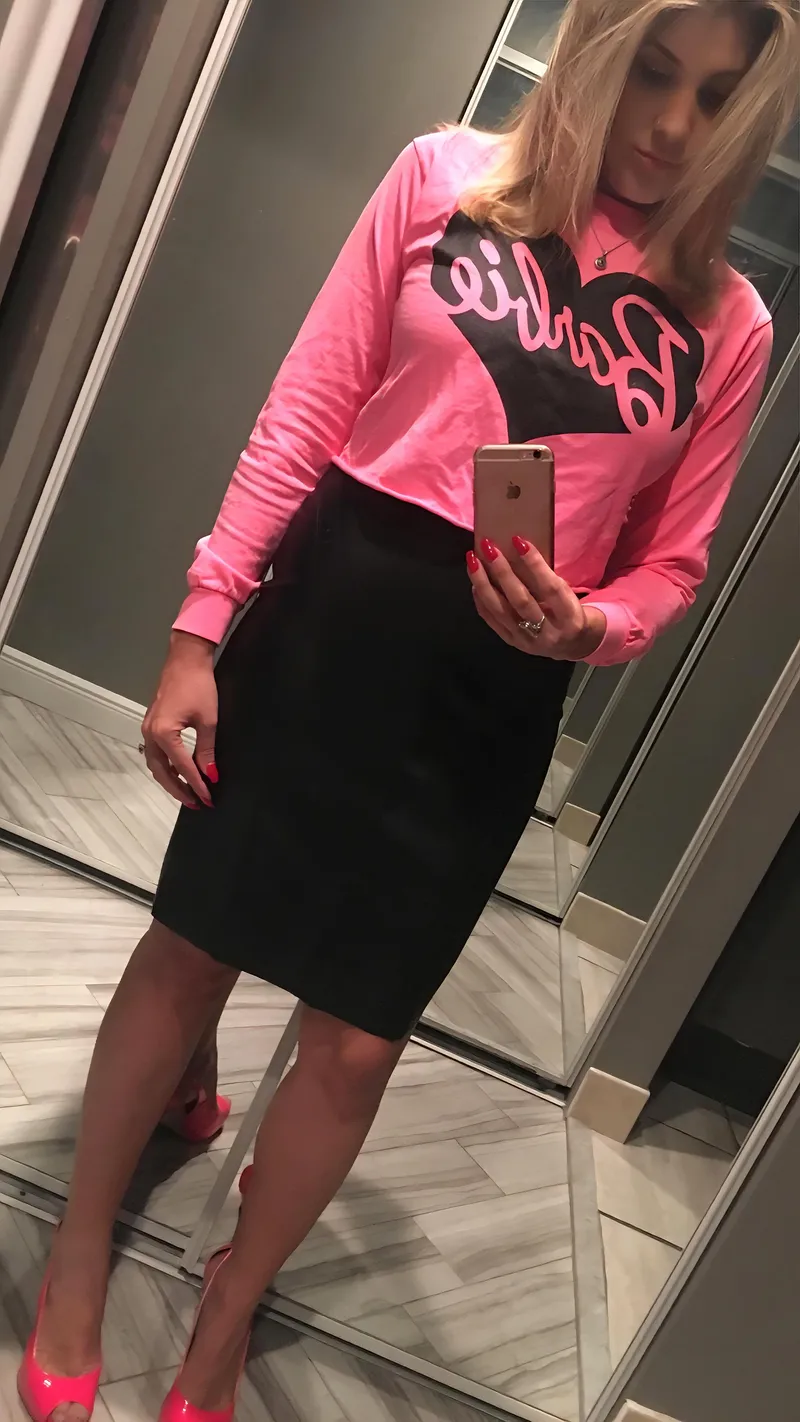 Thumbnail AmandacSassy: Styling in Shiny Leather Skirt | ShinyPorn