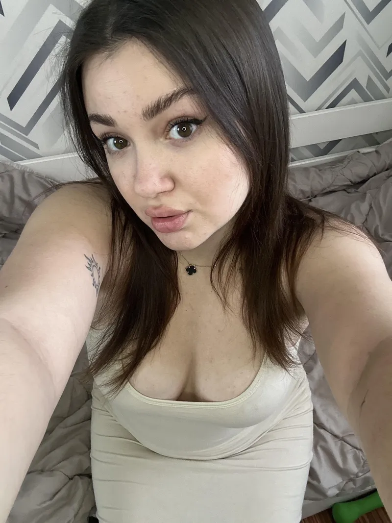 Thumbnail Eye Contact Challenge: Cleavage Edition