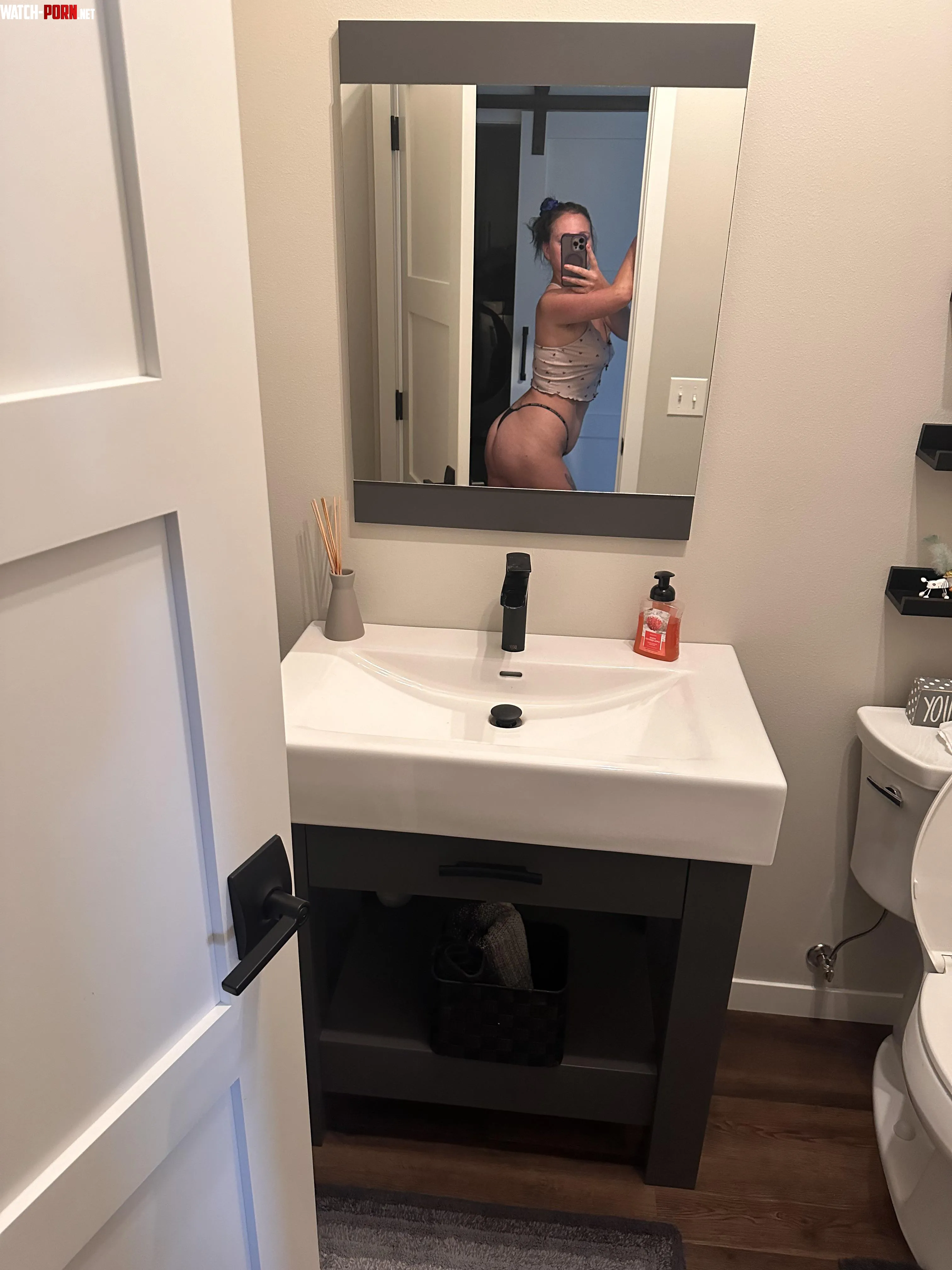 Uh oh mirror selfie incoming. Make some room by yveelik