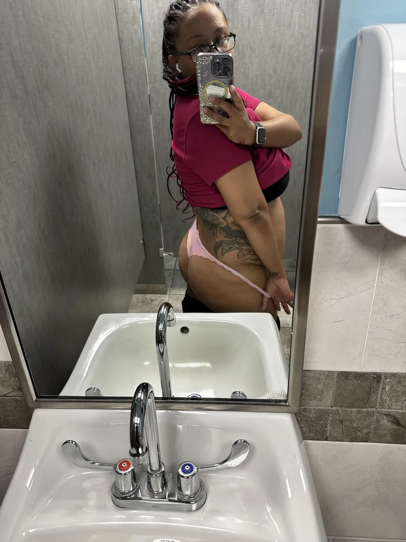 Thumbnail Embracing Thickness and Ink - Spotlight on onlyfanschicks