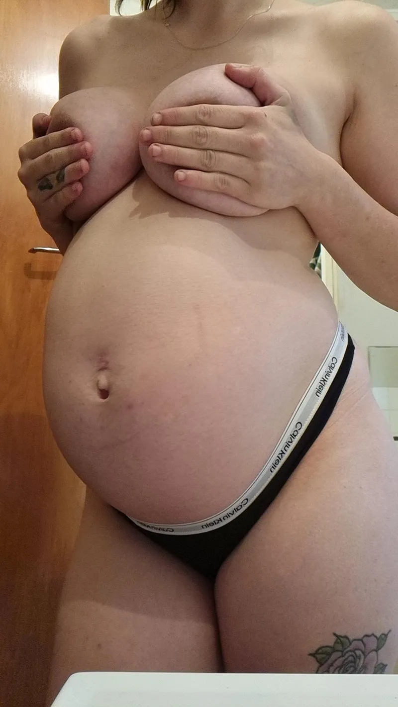 Thumbnail Pregnant body in a thong by tezza121234