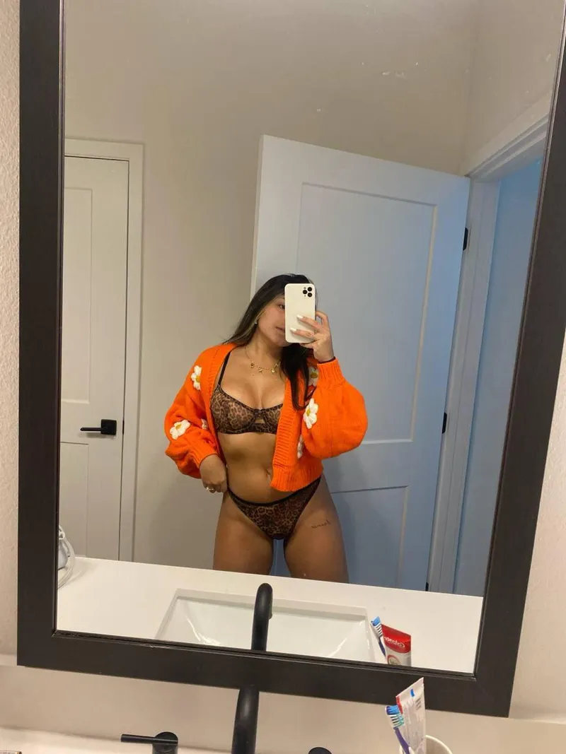 Thumbnail Feeling Hot for the Weekend: BeckySugarLips Sets Classy Sexy Goals