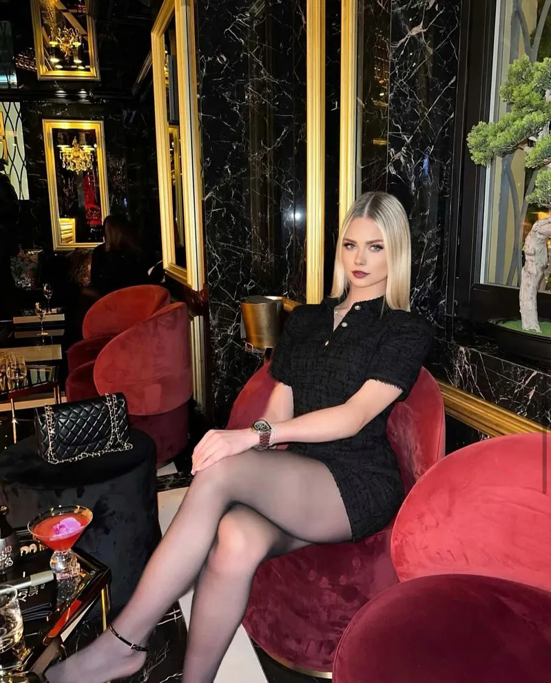 Thumbnail Blonde Elegance: A Classy Vision | LillyPav