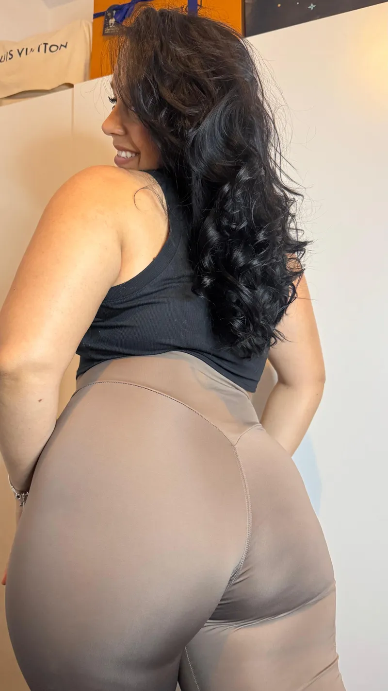 Thumbnail Indulge in Galadriel69_'s Seductive Playfulness in SexyButNotPorn