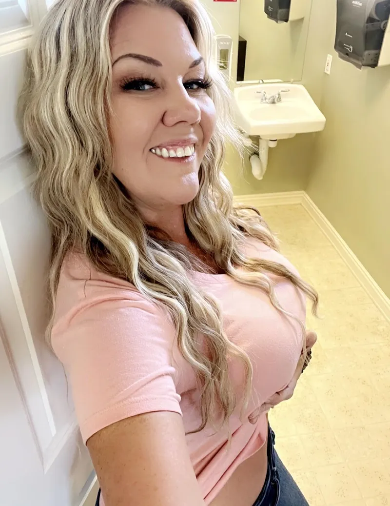 Thumbnail Tallblondie777 Suggests Needing Assistance in 2busty2hide Article