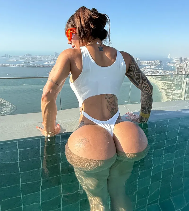 Thumbnail There's more plastic into her booty than in the entire sea by DaisyCarterxx