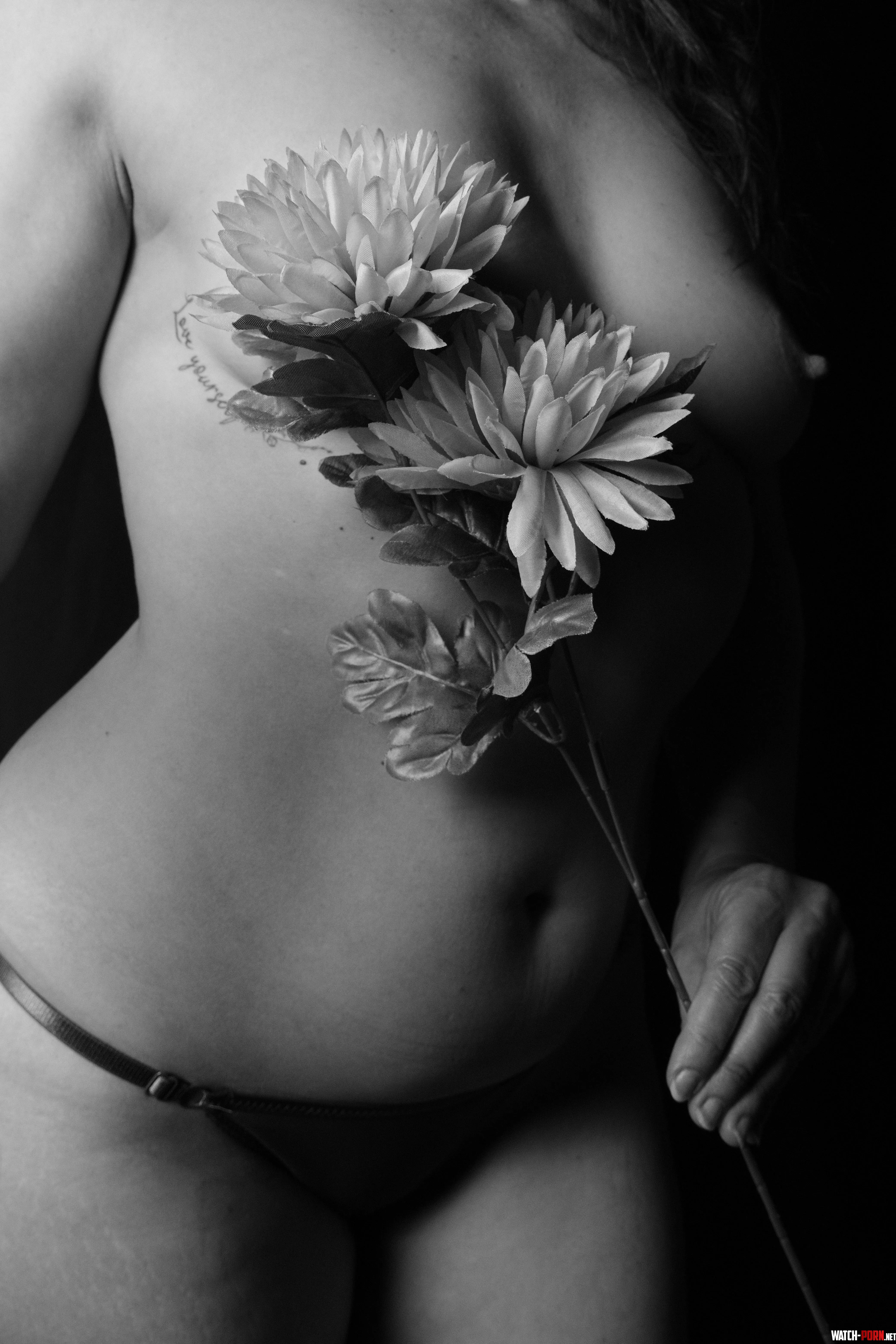 Flower in the nude by lovelyjx