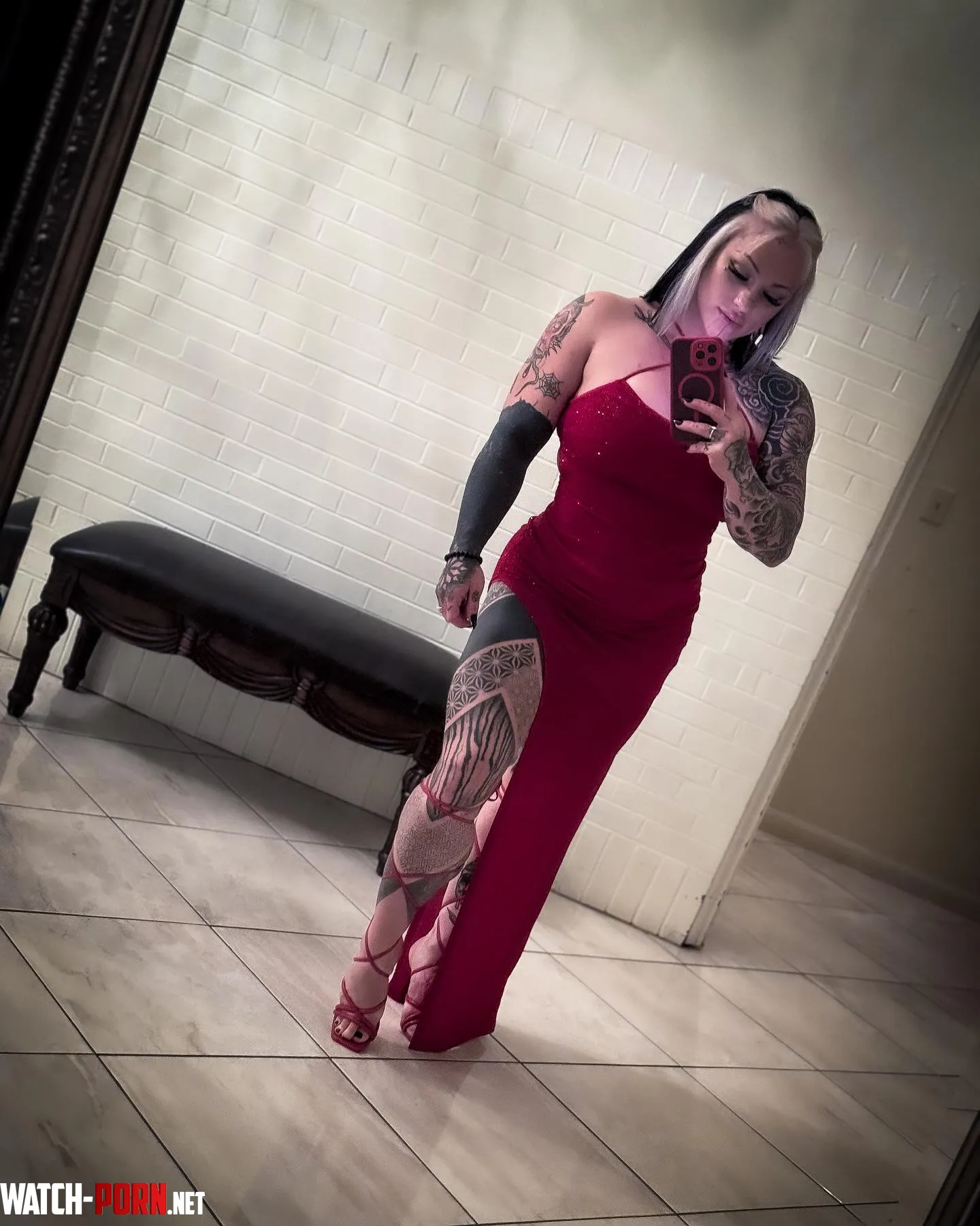 Tight red dress. by JordainSuee