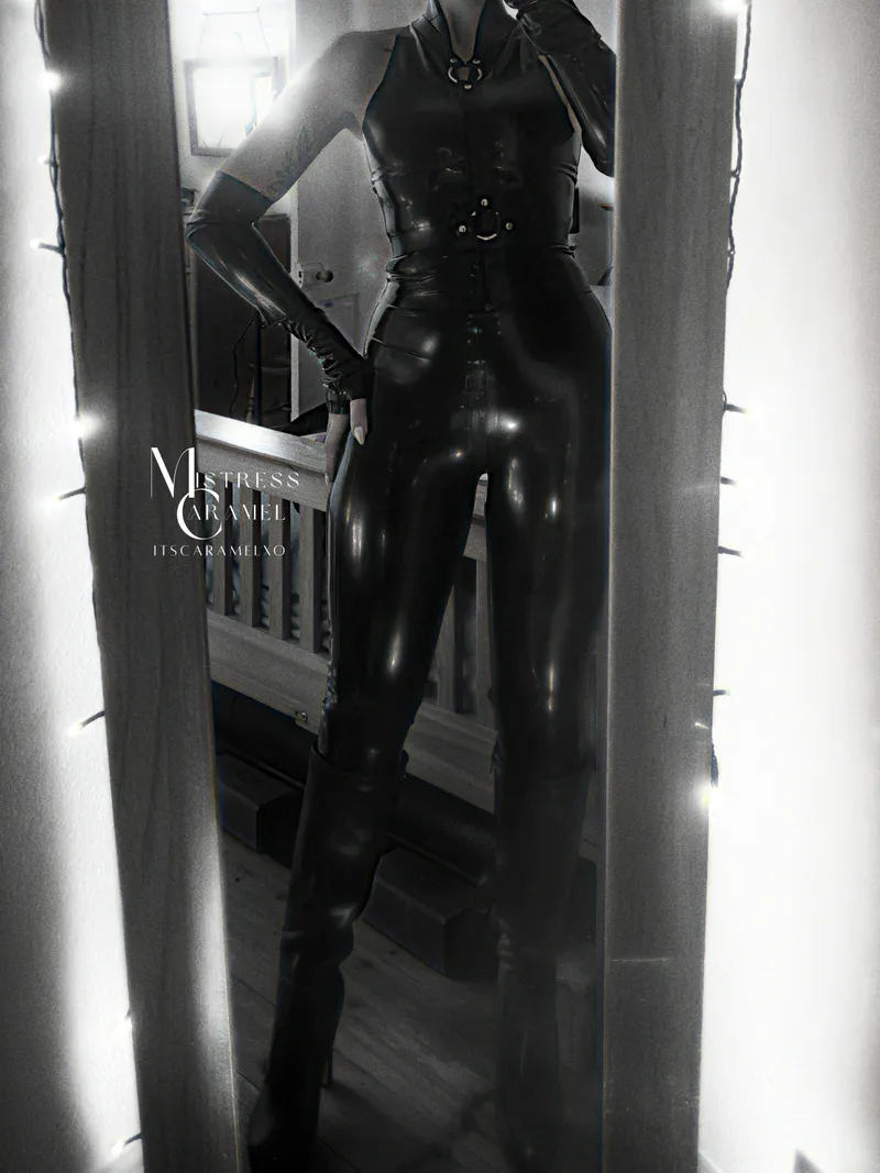Thumbnail Latex Love Affair: Dive into iitscaramelxo's Full Latex Madness