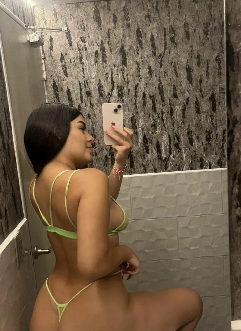 Thumbnail PapayaBunda's Tease: Want My Thong Off?