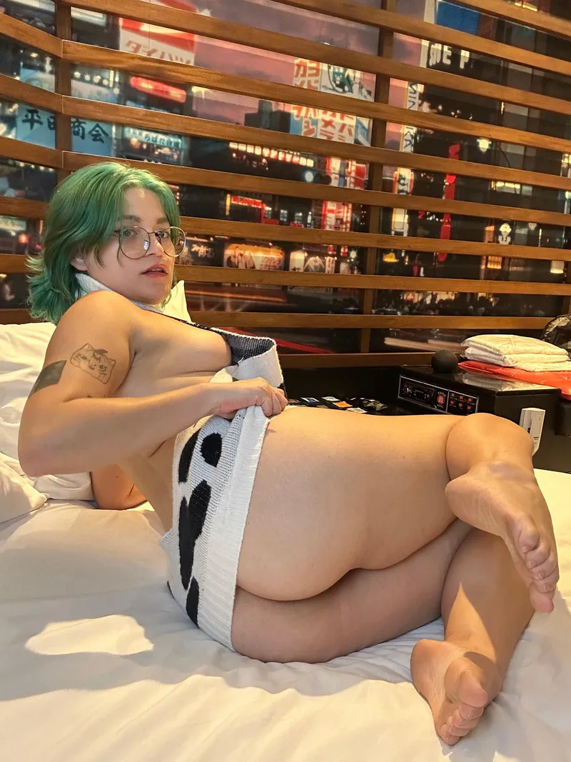 Thumbnail Sea_Area_234's Bold Panty-Free Confession | shorthairchicks