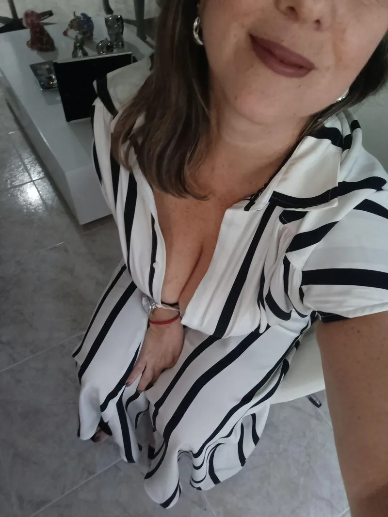 Thumbnail Sarah_Diaz Flaunts Mommy's Cleavage | cleavage