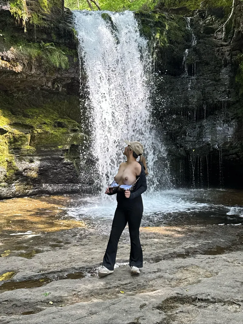 Thumbnail Exploring Waterfalls in 🇬🇧 with PetiteAsianTravels | AmateurBrits