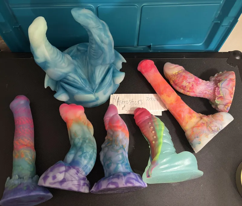 Thumbnail Indulge in AURORA PARTY STRING TOYS with astrosticks