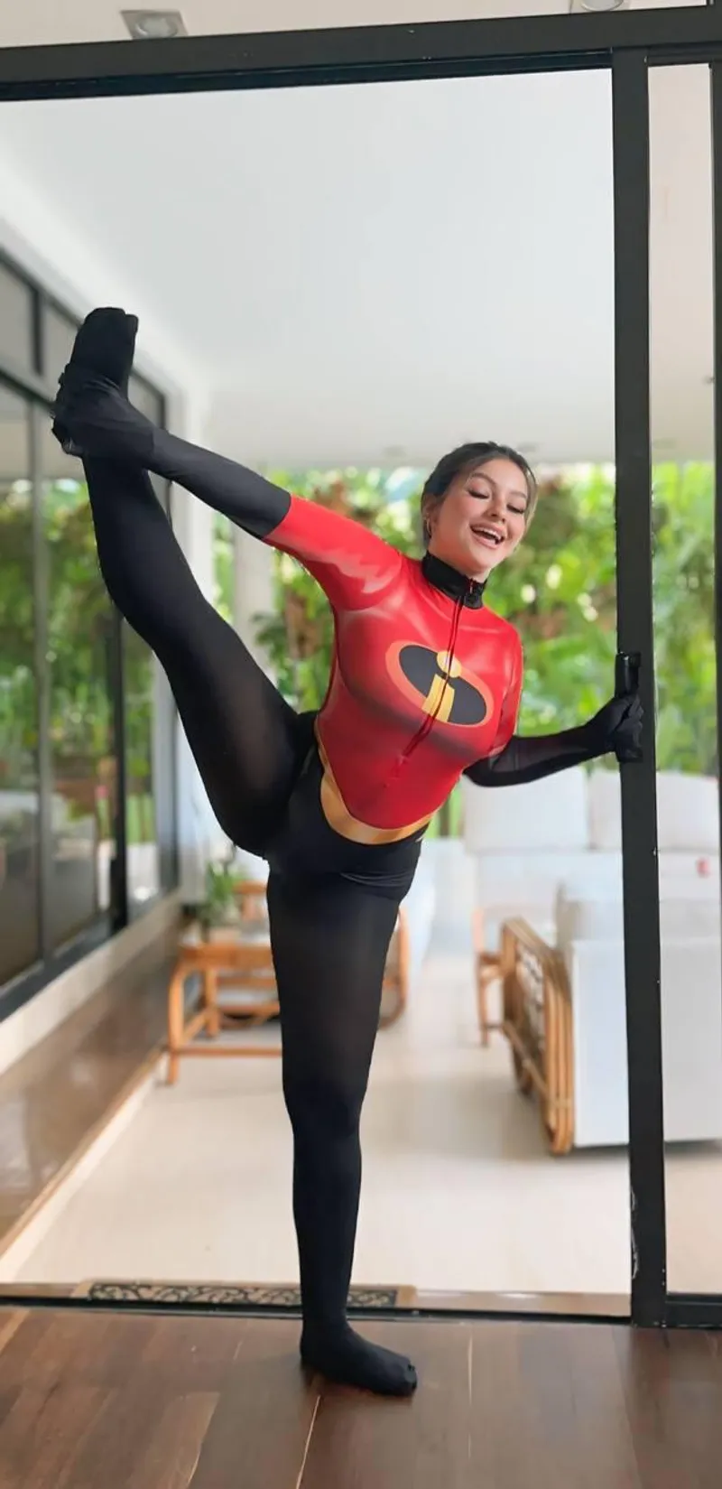 Thumbnail CurvyBellaXO's Elastigirl Inspired NSFW Costume Look