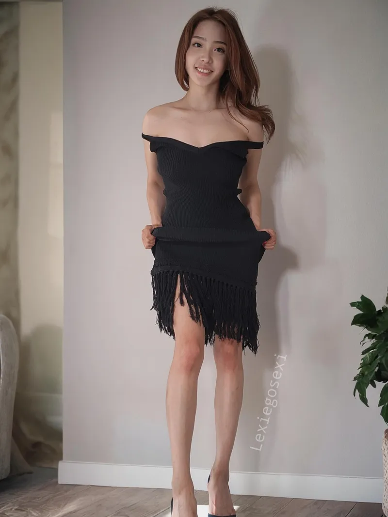Thumbnail lexiegosexi_'s Daring Query: Going Commando in the Tightdress World