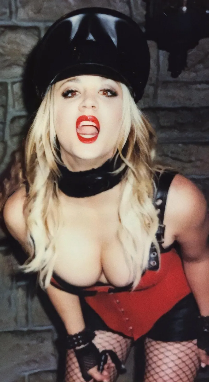 Thumbnail Explore the Sensational Beauty of Kaley Cuoco | by Denzel1999