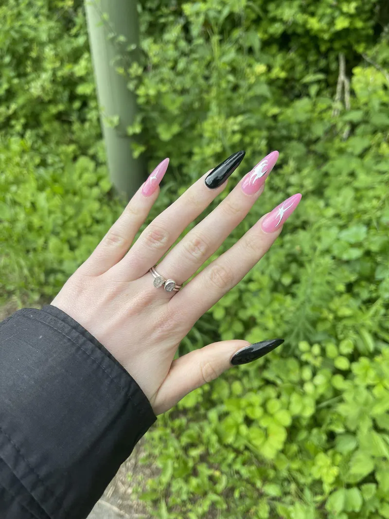 Thumbnail amore_eli Presents 'Black n Pink': A Nails and Attitude Fusion