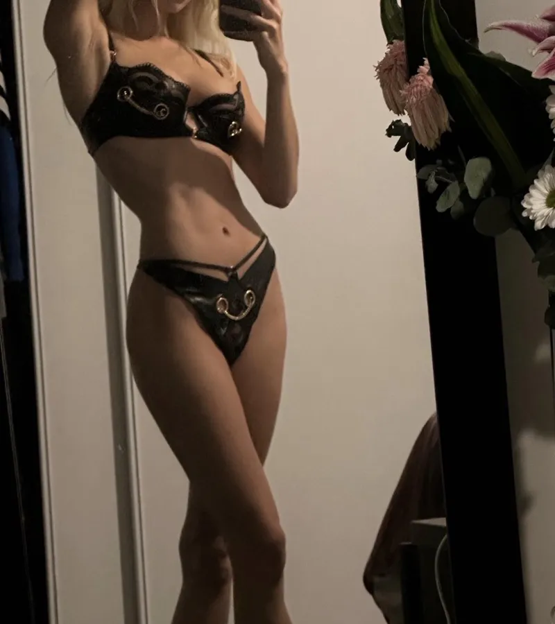 Thumbnail BentOverBunny Demands Your Worship in a Mirror Selfie