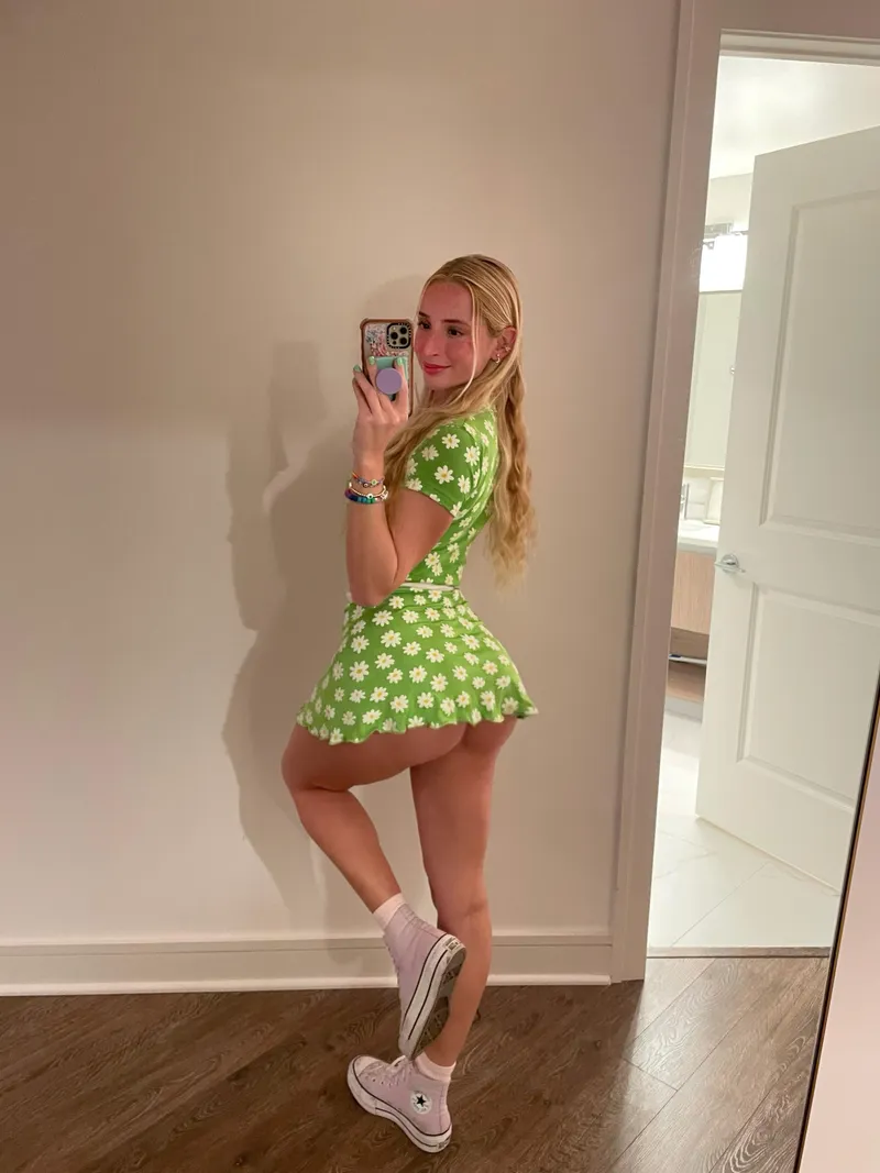 Thumbnail Submissiveprincessx's Peek Underneath Tight Dresses