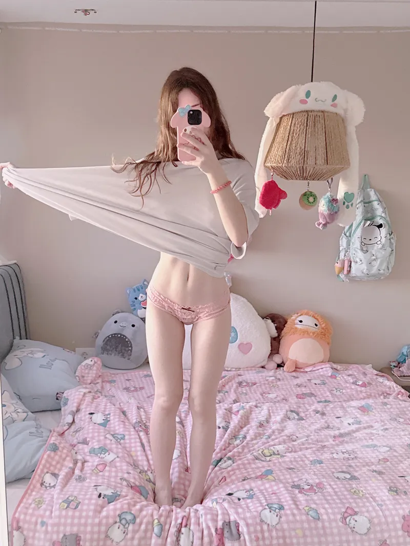 Thumbnail Curves Unveiled: A Journey with SkinnyMandyy