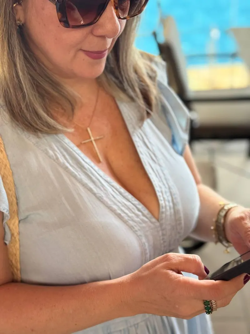 Thumbnail Accentuate Cleavage: Sarah_Diaz's Sunday Church Elegance