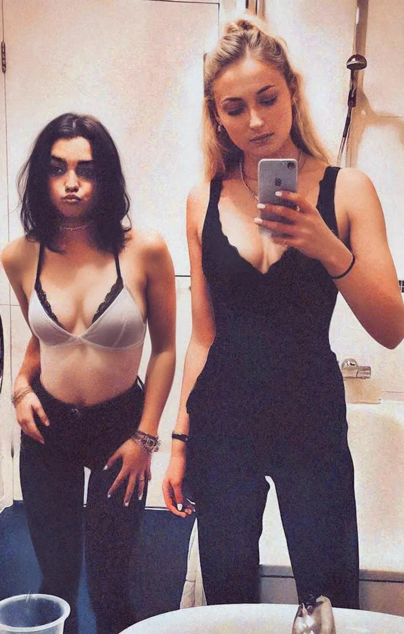 Thumbnail Dive into the World of Maisie Williams & Sophie Turner | MaikSchmied291