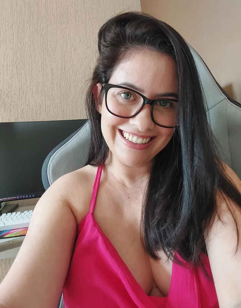 Thumbnail Isiscristine's Greeting to the GirlswithGlasses Community