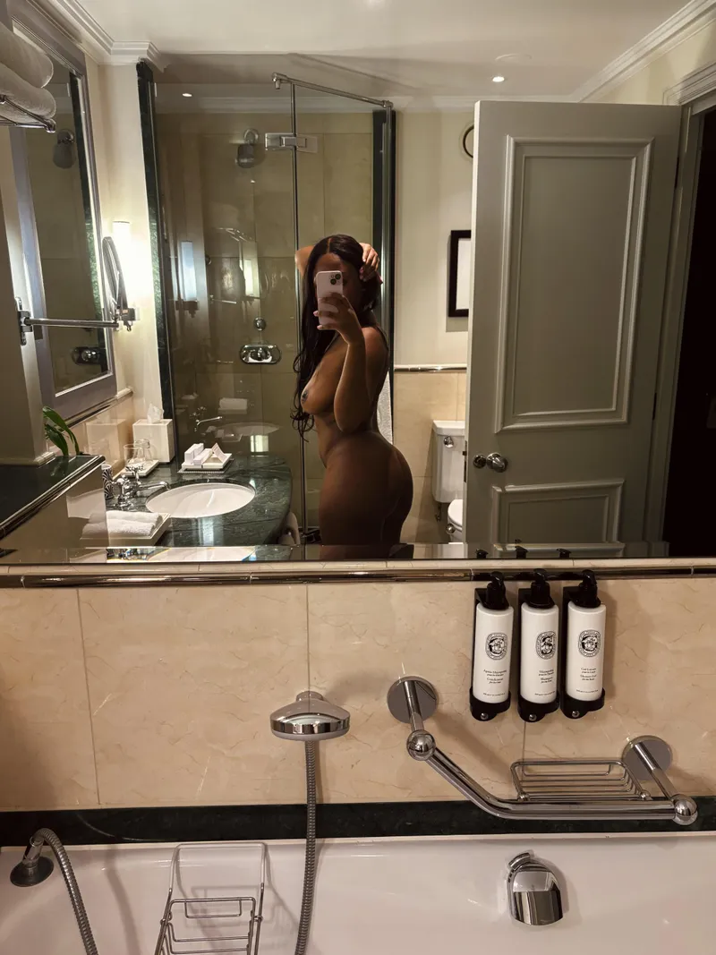 Thumbnail Hotel MirrorSelfie: Turn-On or Turn-Off? by YourAfricanDelight