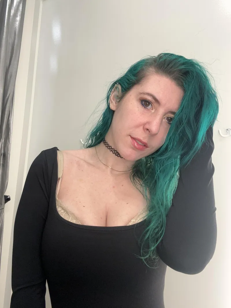 Thumbnail Sirenskiss3: Owning the Cute Cleavage Look