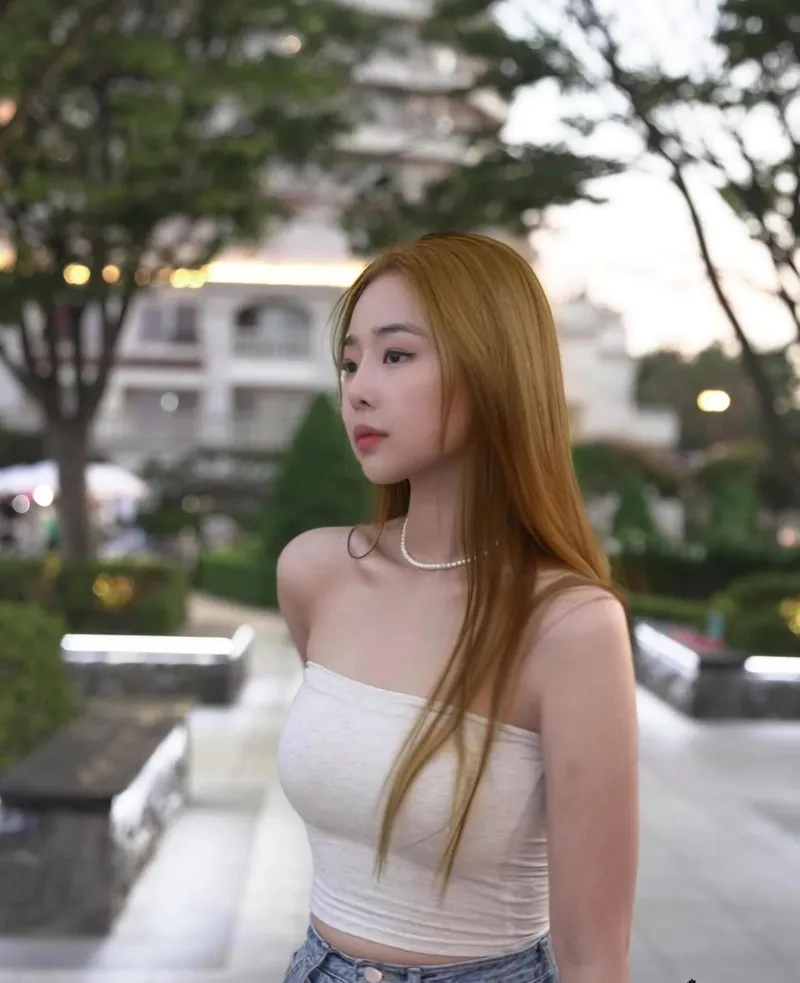 Thumbnail Exploring the World of Lonely Croptop Girls | by qpdlql1004