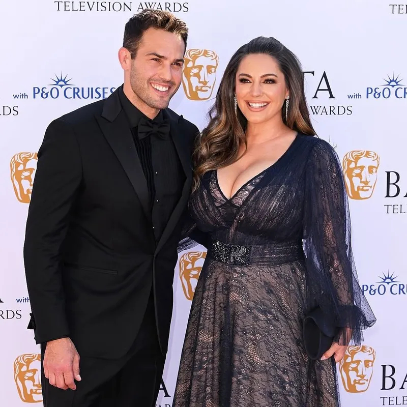 Thumbnail Kelly Brook's Captivating Allure by Jumbo_Mills