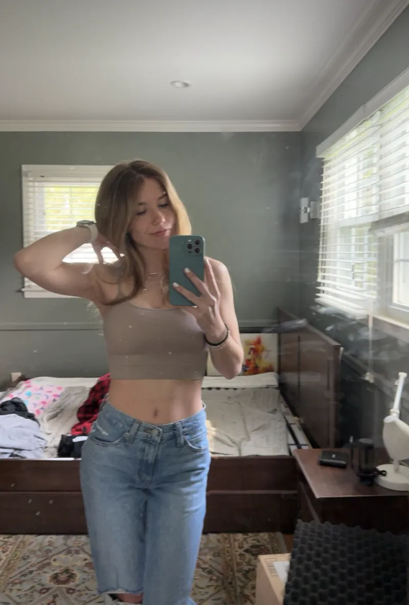 Thumbnail Felicitysmaok Teases with 2007 Blonde's Armpits | armpitfetish