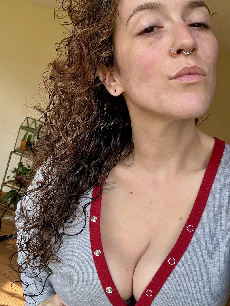 Thumbnail Beascoffee_and_t Admits Posing Struggles in Cleavage Realm