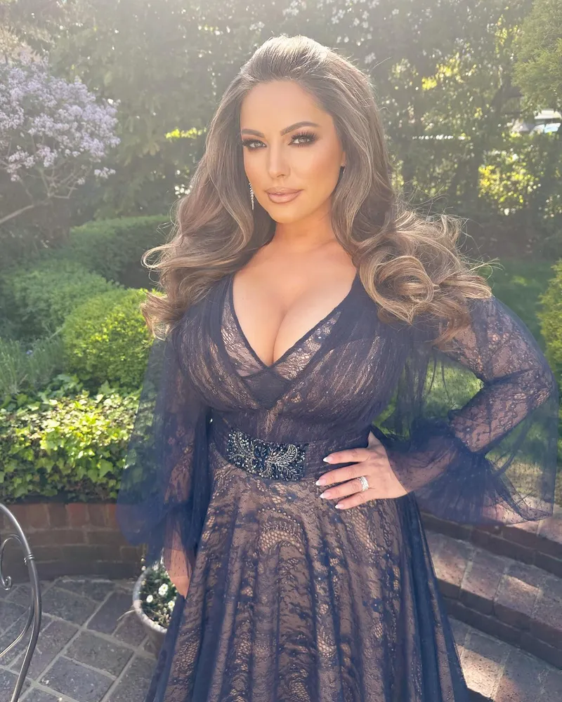 Thumbnail linderpucy66 Explores Kelly Brook in Celebswithbigtits