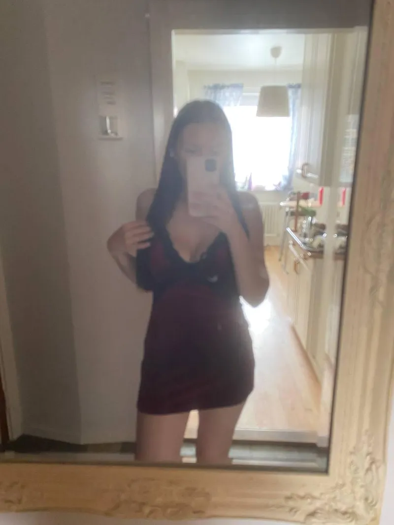 Thumbnail kelly_baee Asks if You Like 18-Year-Olds | SweNsfw