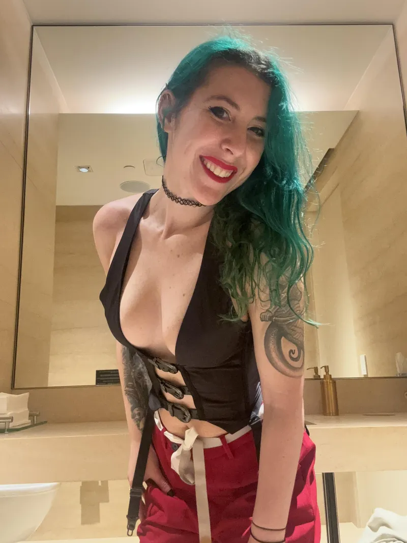 Thumbnail sirenskiss3 Stuns with Seductive Content on InstagramHotties