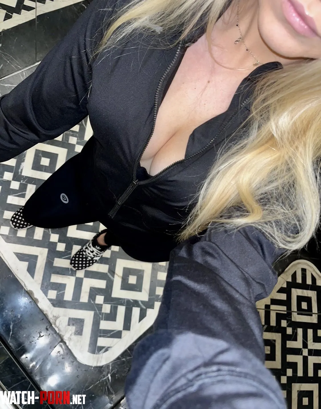 Can you spend the whole dinner without looking at my cleavage ? by lexiyourcrush