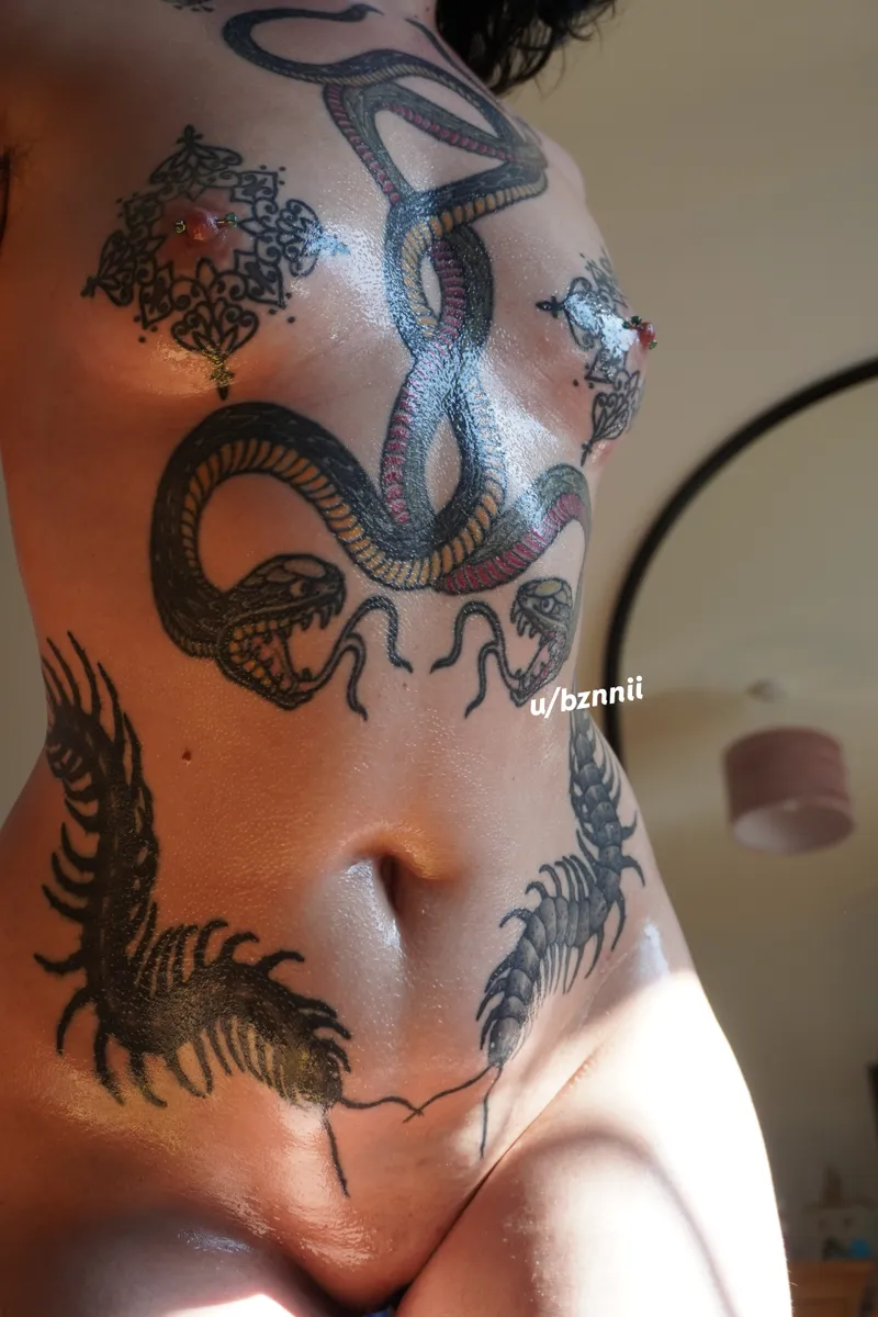 Thumbnail bznnii's Alluring Presence in AltGoneWild: All oiled up and ready for you